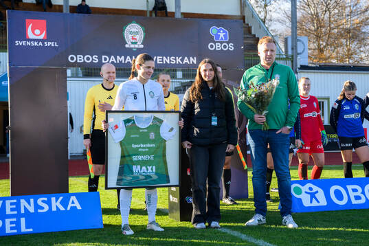 Alingsås Ebba Ranieli i mitten tackas av