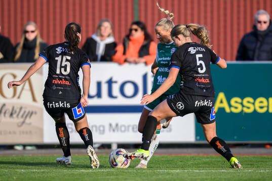 Växjö DFFs Mariann Høgh Nielsen , Alingsås Moa Öhman
