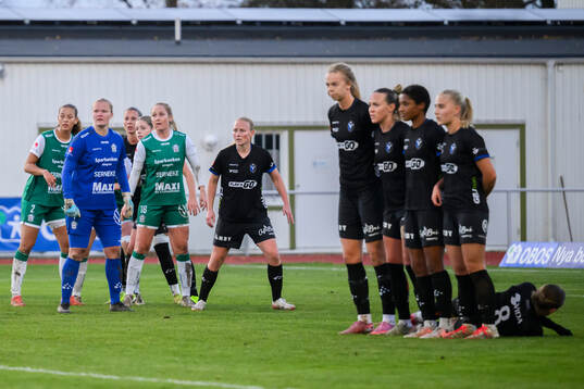 Alingsås målvakt Alexandra Blom uppe på sista frisparken