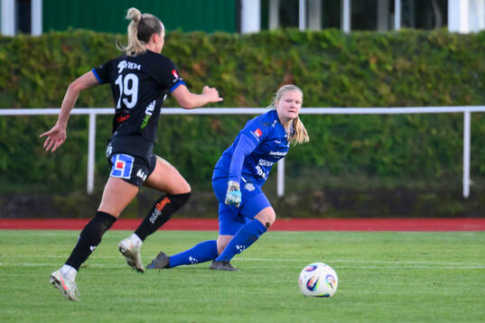 Växjö DFFs Larkin Russel och Alingsås målvakt Alexandra