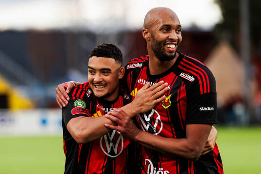 Östersunds Gideon Granström och Jabir Abdihakim Ali jublar
