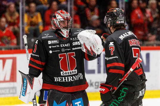 Örebros målvakt Jhonas Enroth jublar