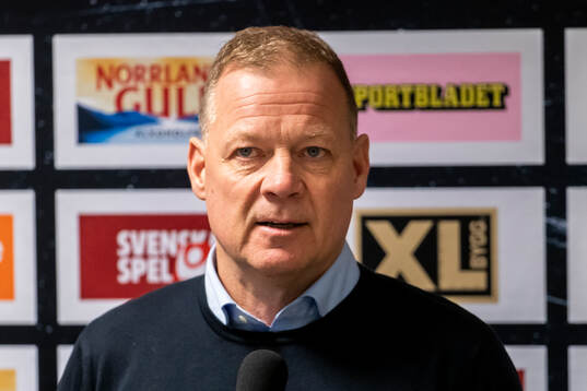 Luleås assisterande Henrik Stridh på presskonferensen