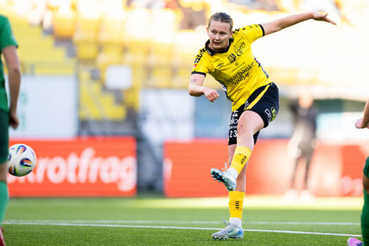 Elfsborgs Ellen Nilsson skjuter 1-0