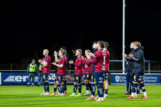 Örgrytes spelare tackar sina supportrar