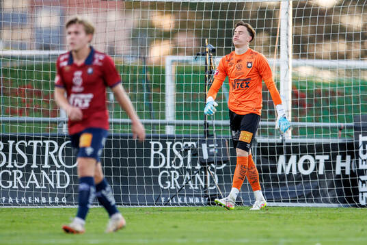 Örgrytes målvakt Hampus Gustafsson deppar