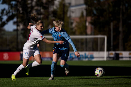 Malmö FFs Katariina Kosola och +djdj7under fotbollsmatchen