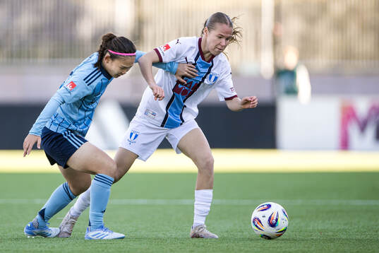 Djurgårdens Urara Watanabe och Malmö FFs Karoline Olesen