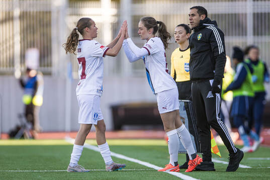 Malmö FFs Karoline Olesen och Matilda Kristell vid ett byte