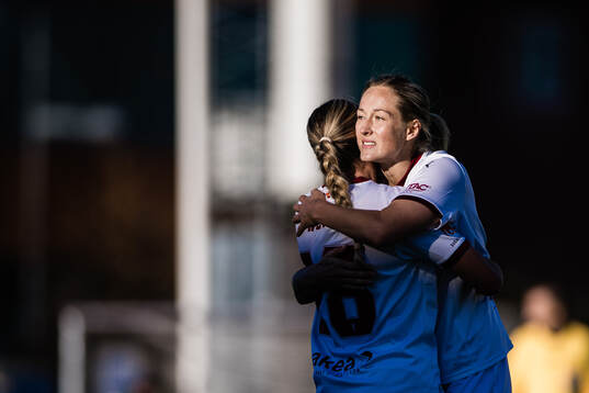 Malmö FFs Courtney Nevin och Sanna Kullberg jublar