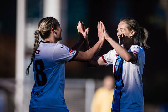 Malmö FFs Courtney Nevin ochjn Sanna Kullberg jublar