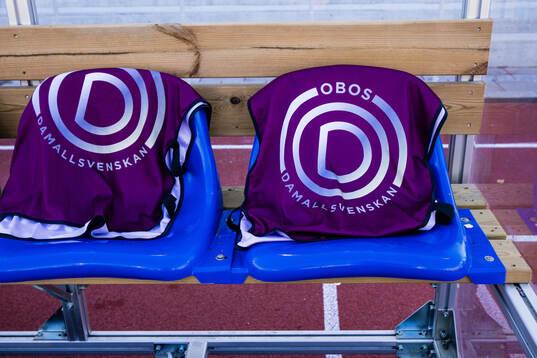 OBOS Damallsvenskans logotyp på en väst i ett avbytarbås