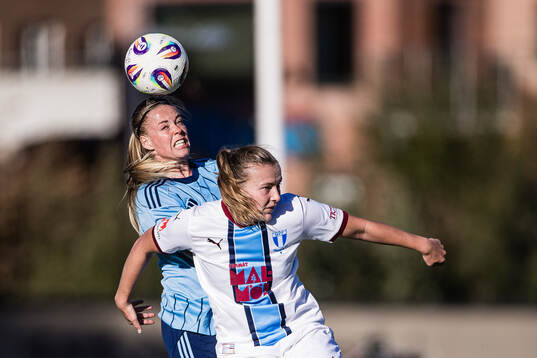 Djurgårdens Therese Åsland och Malmö FFs Sara Kanutte