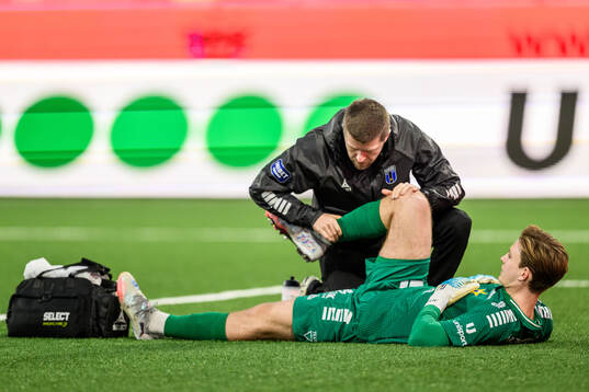 Sirius målvakt David Celic får vård av medicinsk personal