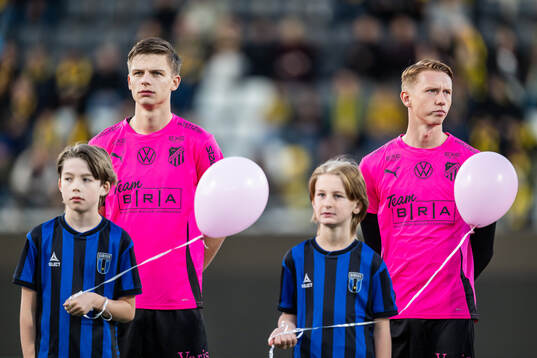 Häckens Adrian Svanbäck och Julius Lindberg med maskotar