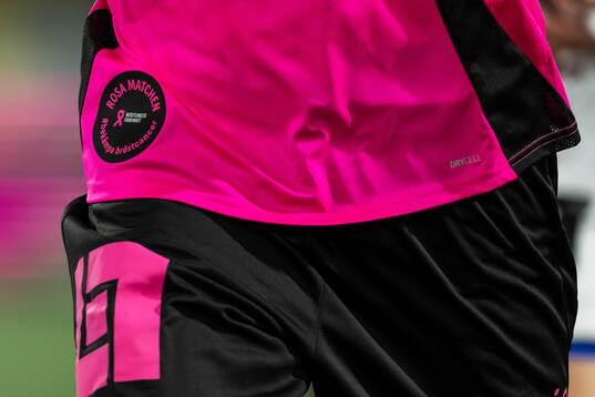 En logotyp för Rosa Matchen på Häckens matchtröja