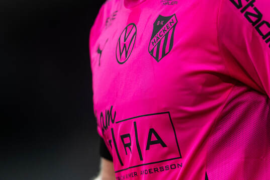 Häckens klubbemblem på deras rosa matchtröja