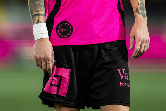 En logotyp för Rosa Matchen på Häckens matchtröja
