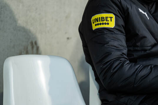 Unibet-logotyp på en jacka