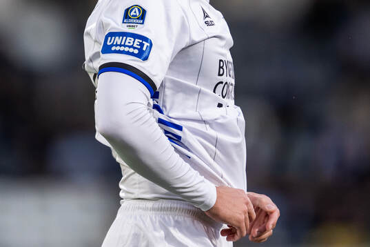 Unibet-logotyp på Sirius matchtröja
