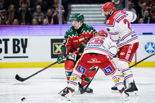Frölundas Max Friberg mot Timrås Anton Heikkinen och Per