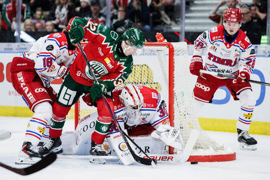 Frölundas Noah Hasa framför Timrås målvakt Jacob