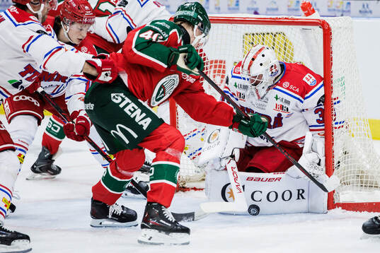 Frölundas Jacob Peterson och Timrås målvakt Jacob