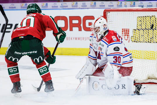 Frölundas Jacob Peterson gör 1-0 bakom Timrås målvakt