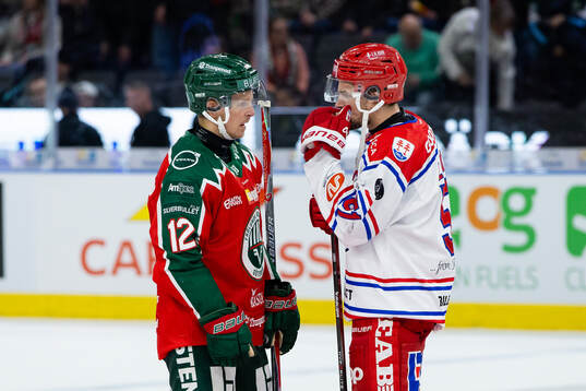 Frölundas Max Friberg och Timrås Anton Lander pratar med