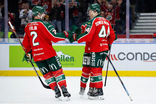 Frölundas Noah Dower Nilsson jublar ihop med Christian