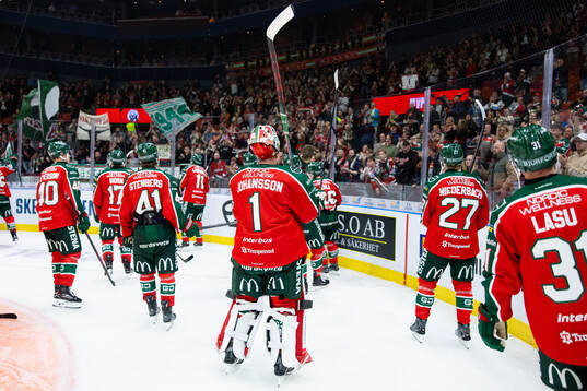 Frölundas spelare jublar och tackar publiken