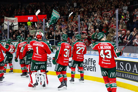 Frölundas spelare jublar och tackar publiken