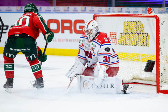 Frölundas Jacob Peterson styr in 1-0 i mål bakom Timrås