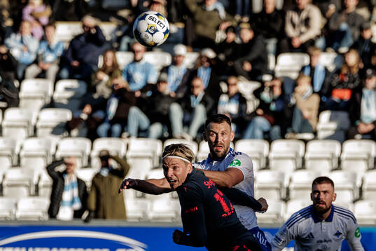 Malmö FFs Jens Stryger Larsen och IFK Norrköpings Max