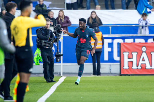 Malmö FFs Emmanuel Ekong jublar
