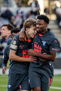 Malmö FFs Hugo Bolin och Emmanuel Ekong jublar