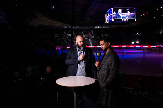 Oliver Kylington blir intervjuad