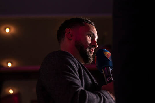 Oliver Kylington blir intervjuad