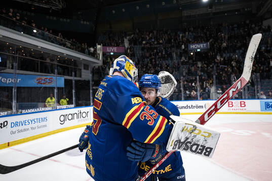 Djurgårdens Charles Hudon och målvakt Magnus Hellberg