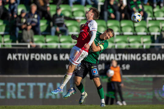 Sandvikens IFs Filip Olsson och Varbergs Gustav Broman