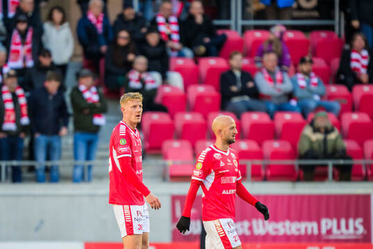 Kalmars Lars Sætra och Robert Gojani deppar