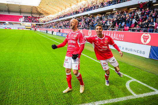 Kalmars Robert Gojani och Anthony Olusanya jublar