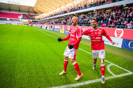 Kalmars Robert Gojani och Anthony Olusanya jublar