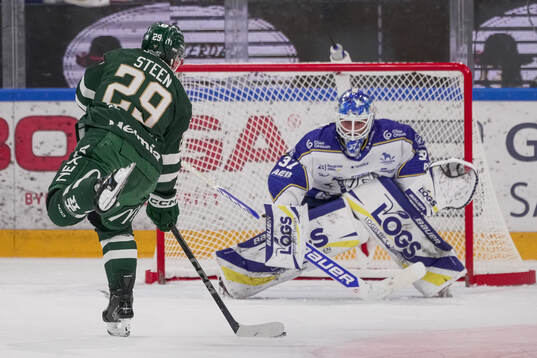 Färjestads Oskar Steen mot Leksands målvakt Jakob Hellsten