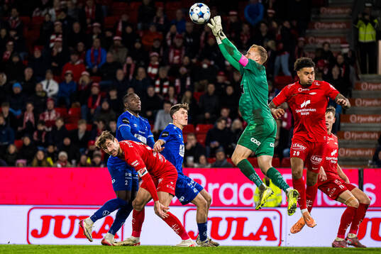 Fredrik Pallesen Knudsen of Brann, Goalkeeper Amund Wichne