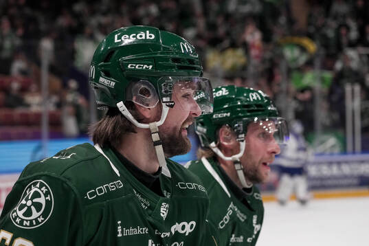 Färjestads Linus Johansson och Per Åslund jublar