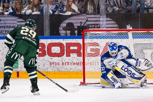 Färjestads Oskar Steen skjuter straff på Leksands