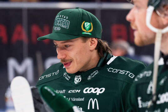 Färjestads målvakt Emil Larmi jublar