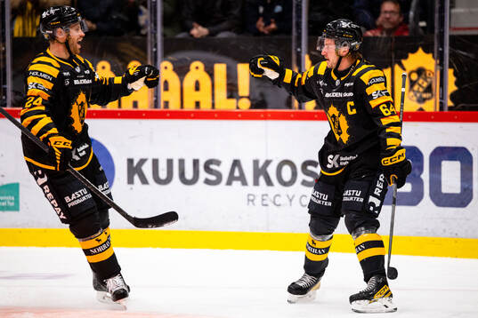 Skellefteås Oscar Lindberg och Jonathan Pudas jublar