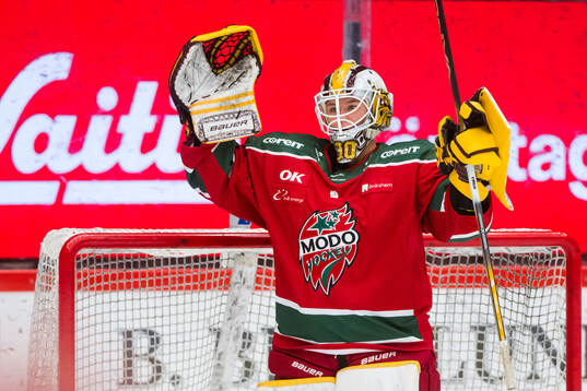 Modos målvakt Tindra Holm jublar